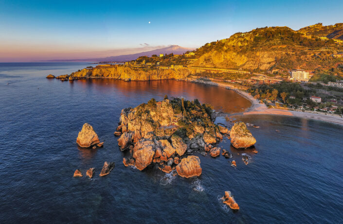 Taormina, Isola Bella, Etna sullo sfondo © ANTONINO BARTUCCIO – 2021