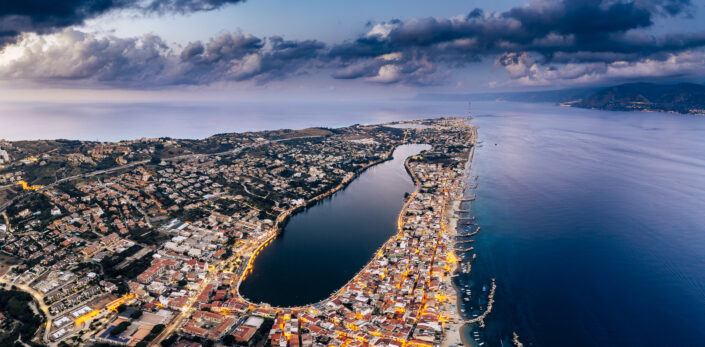 Lago di Ganzirri e lo stretto di Messina © ANTONINO BARTUCCIO – 2022